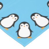 Penguin Birthday Party Tischdecke (Schrägansicht)