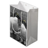 Penguin Colour Splash Mittlere Geschenktüte (Vorderseite Schrägansicht)