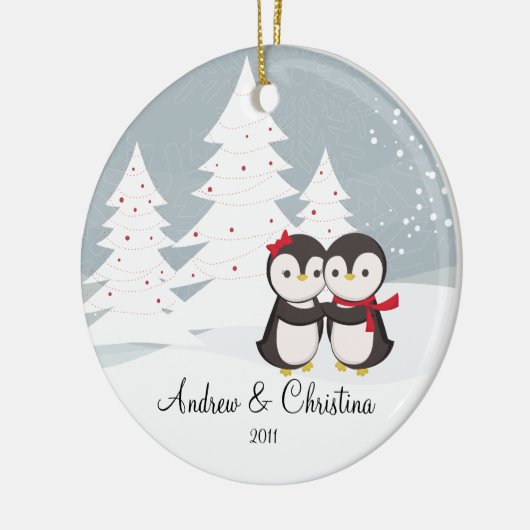 Penguin Couple Liebe Niedliche Weihnachtsfeier Keramikornament (Links)