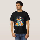 Penguin in Christmas Lights – Holiday Fun Design T-Shirt (Vorne ganz)