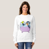 Penguin in der Badewanne mit Duck Sweatshirt (Vorne ganz)