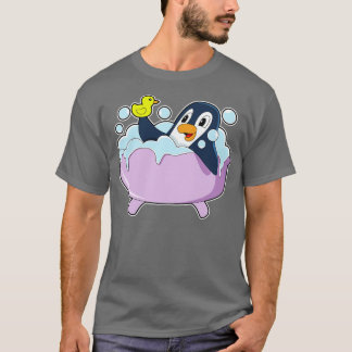 Penguin in der Badewanne mit Duck T-Shirt