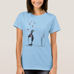 Penguin in der Liebe mit Bowlings-Button T-Shirt