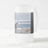 Penguin in front of an ice arch mattglas bierglas (VorderseiteRechts)