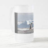 Penguin in front of an ice arch mattglas bierglas (Vorderseite Links)