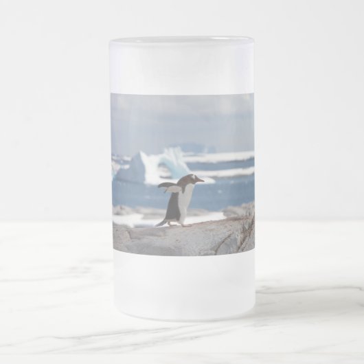 Penguin in front of an ice arch mattglas bierglas (Mittel)