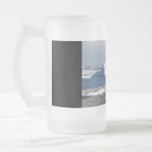 Penguin in front of an ice arch mattglas bierglas (Links)