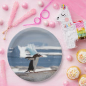 Penguin in front of an ice arch pappteller (Party)