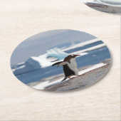 Penguin in front of an ice arch runder pappuntersetzer (Angewinkelt)