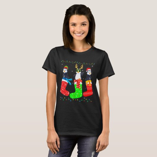 Penguin In Xmas Socks Funny Holiday Ugly Sweater C T-Shirt (Vorne ganz)