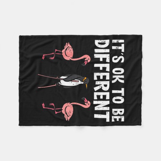 Penguin Its Okay To Be Different Flamingo Men Wome Fleecedecke (Vorderseite (Horizontal))