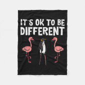 Penguin Its Okay To Be Different Flamingo Men Wome Fleecedecke (Vorderseite)