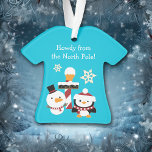 Penguin Snowman Nordpol Kinder Weihnachten Ornament<br><div class="desc">Auf diesem niedlichen Weihnachtsschmuck bringen ein niedlicher Cartoon-Schneemann und Pinguin die Weihnachtsgrüße Ihres Kindes! Der Schneemann und der Pinguin stehen vor einem rot-weiß gestreiften Pol mit einem Schild, auf dem Nordpol mit einer Schneeflocke steht, die nach unten schwebt. Die Bilder werden auf einem hellblauem Hintergrund platziert. Hell und farbenfroh! Der...</div>