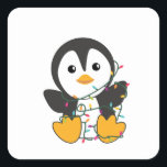 Penguin Weihnachten Schnee Winter Tiere Pinguine Quadratischer Aufkleber<br><div class="desc">Der Pinguin für Weihnachten mit Feenlicht. Hübsche Tiere mit Geschenken und Schnee für den Urlaub. Auch lustig für Weihnachten im Juli. Pinguine sind niedliche Tiere und perfekt zu Weihnachten.</div>