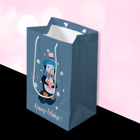 Penguin with Hot Cocoa Blue Holiday Gift Bag Mittlere Geschenktüte