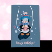 Penguin with Hot Cocoa Blue Holiday Gift Bag Mittlere Geschenktüte