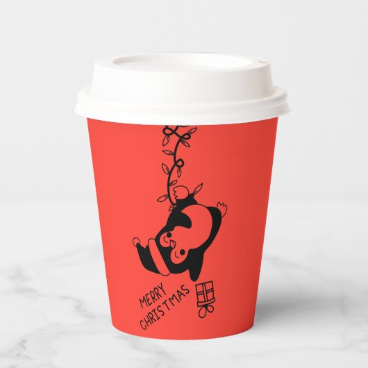 Penguine distributing christmas gifts pappbecher (Vorderseite)