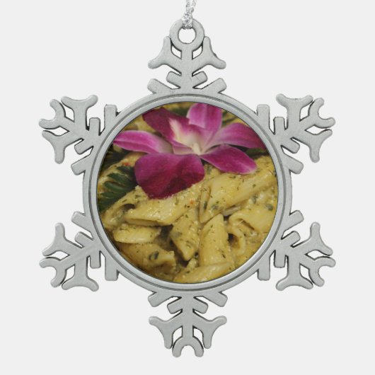 Penne Pasta Dish Schneeflocken Zinn-Ornament (Vorderseite)