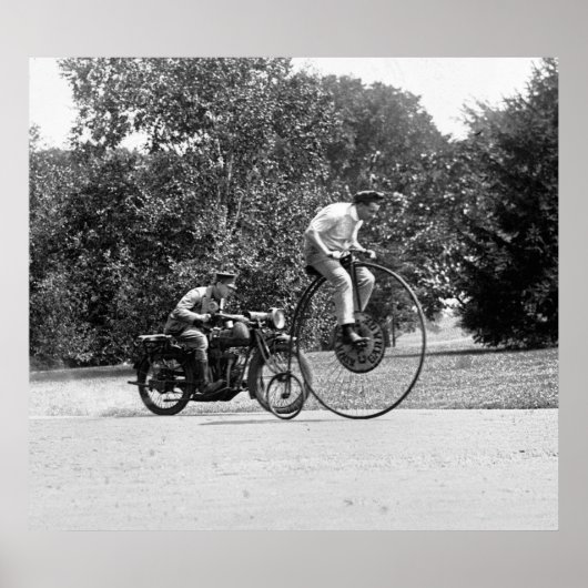 Penny Farthing vs. Motorcycle in den 1920ern Poster (Vorne)