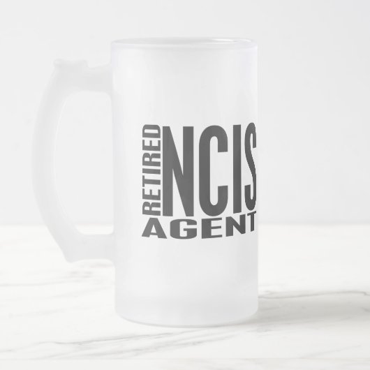 Pensionierter NCIS Agent Mattglas Bierglas (Links)