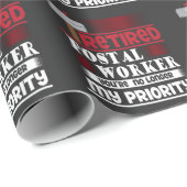 Pensionierter Postangestellter-lustiger Geschenkpapier (Rolleneckpunkt)