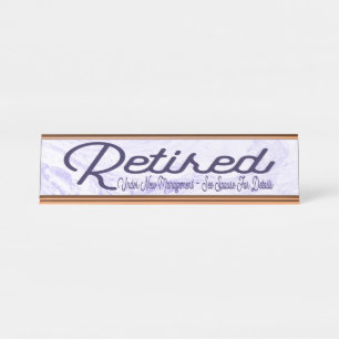Pensionierter Ruhestands-neues Management-lila Schreibtischnamensplakette