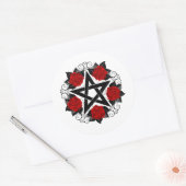Pentagramm mit Rote Rosen Runder Aufkleber (Umschlag)