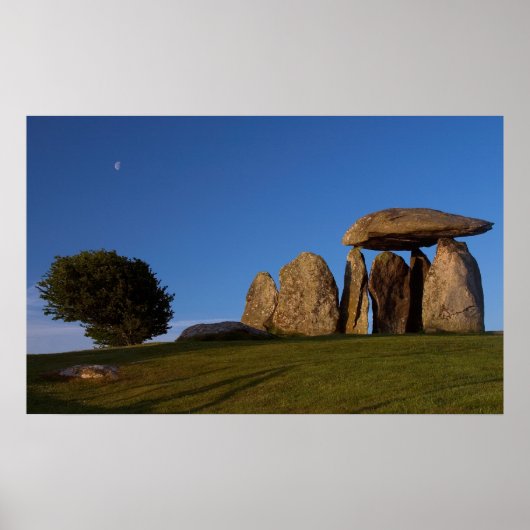 Pentre Ifan mit Moon Fotograf Poster (Vorne)