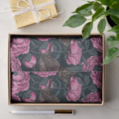 Peonies und Warnen auf dunkelgrau Seidenpapier (Geschenk)