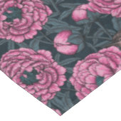Peonies und Warnen auf dunkelgrau Tischdecke (Schrägansicht)