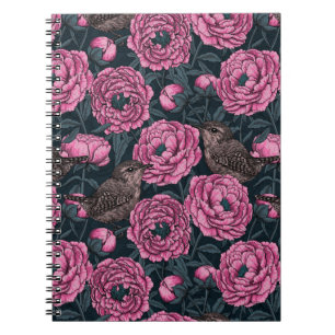 Peonies und Wrens auf einem dunkelgrauen Notebook Notizblock