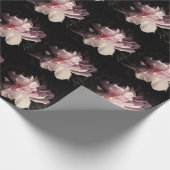 Peony Dark Wall: Design der bemalten Blume Geschenkpapier (Ecke)