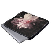 Peony Dark Wall: Design der bemalten Blume Laptopschutzhülle (Vorne Knopf)