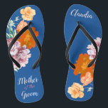 Peony Floral Mutter der Groom Blue Wedding Badesandalen<br><div class="desc">Dieses wünschenswerte Flip-Flops-Paar zeichnet sich durch ein ästhetisches Retro-Muster von wunderschönen Blume aus der Peonie auf dem blauen Hintergrund und durch die wechselnde Typografie "Mutter des Bräutigams" aus. Diese personalisierten und eleganten Flip Flops sind ein unvergessliches Geschenk für Hochzeitsfeier: Braut, Brautjungfrauen, Brautmutter, Trauzeugin... Sie fügen Ihrem Hochzeitstag, Junggeselinnen-Abschied oder anderen...</div>