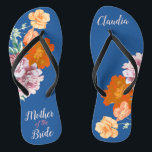 Peony Floral Something Blue Wedding Flip Flops Badesandalen<br><div class="desc">Dieses wünschenswerte Flip-Flops-Paar zeichnet sich durch ein ästhetisches Retro-Muster von wunderschönen Blume aus der Peonie auf dem blauen Hintergrund und durch die wechselnde Typografie "Mutter der Braut" aus. Diese personalisierten und eleganten Flip Flops sind ein unvergessliches Geschenk für Hochzeitsfeier: Braut, Brautjungfrauen, Brautmutter, Trauzeugin... Sie fügen Ihrem Hochzeitstag, Junggeselinnen-Abschied oder anderen...</div>