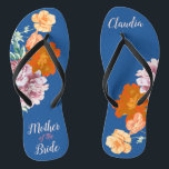Peony Floral Something Blue Wedding Flip Flops Badesandalen<br><div class="desc">Dieses wünschenswerte Flip-Flops-Paar zeichnet sich durch ein ästhetisches Retro-Muster von wunderschönen Blume aus der Peonie auf dem blauen Hintergrund und durch die wechselnde Typografie "Mutter der Braut" aus. Diese personalisierten und eleganten Flip Flops sind ein unvergessliches Geschenk für Hochzeitsfeier: Braut, Brautjungfrauen, Brautmutter, Trauzeugin... Sie fügen Ihrem Hochzeitstag, Junggeselinnen-Abschied oder anderen...</div>