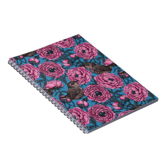 Peonys und Schreibgeräte auf blauem Notebook Notizblock (Rechte Seite)