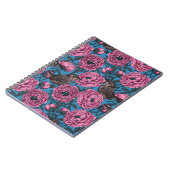 Peonys und Schreibgeräte auf blauem Notebook Notizblock (Linke Seite)