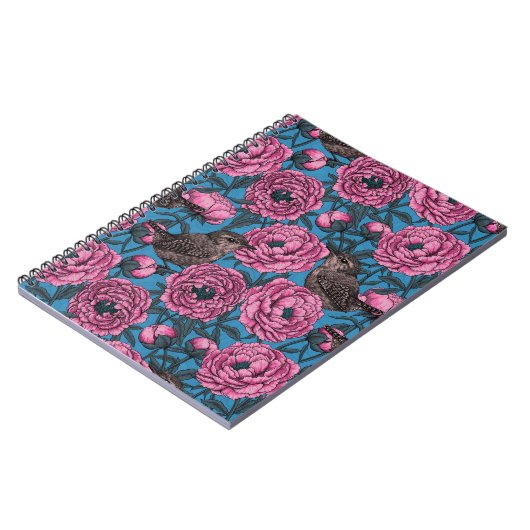 Peonys und Schreibgeräte auf blauem Notebook Notizblock (Linke Seite)