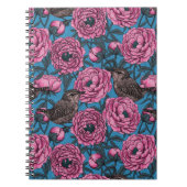 Peonys und Schreibgeräte auf blauem Notebook Notizblock (Vorderseite)