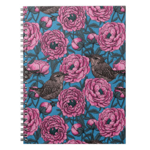 Peonys und Schreibgeräte auf blauem Notebook Notizblock