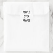 "People over profit"-Aufkleber Runder Aufkleber (Tasche)