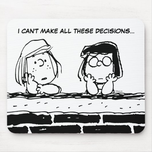 Peppermint Patty & Marcie an der Mauer Mousepad (Vorne)