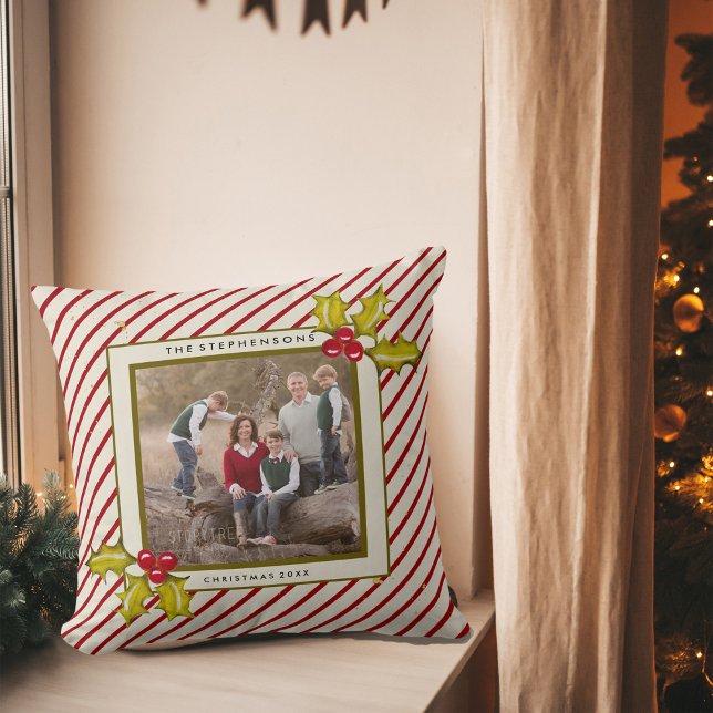 Peppermint Stripe Holly Farmhouse Foto Weihnachten Kissen (Hand painted holly and berries, classic red stripe, and family photo pillow)
