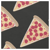 Pepperoni Pizza Slice Pattern auf Schwarz Stoff (Nahaufnahme)