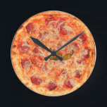 Pepperoni Pizza Time Runde Wanduhr<br><div class="desc">Fun novelty way to tell the time .. pepperoni pizza wall clocks from Ricaso™</div>