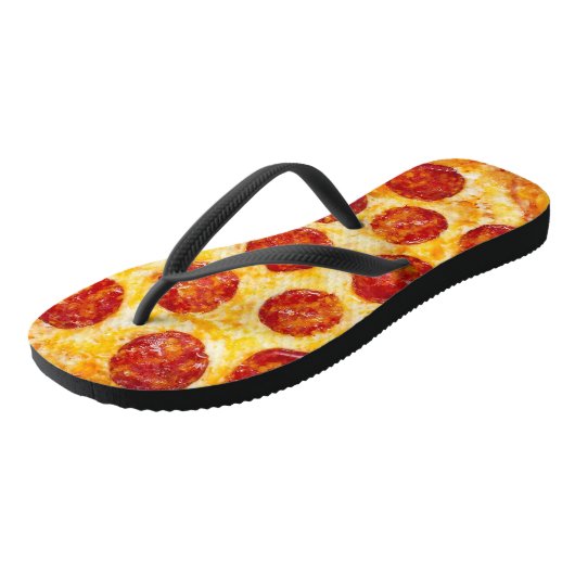 Pepperonipizza drehen Reinfallsandelholze um Badesandalen (Schrägansicht)