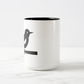 Perched Bird on Branch in Monochrome Zweifarbige Tasse (Mittel)