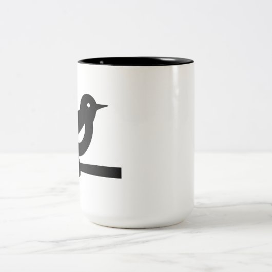 Perched Bird on Branch in Monochrome Zweifarbige Tasse (Mittel)