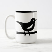 Perched Bird on Branch in Monochrome Zweifarbige Tasse (Links)